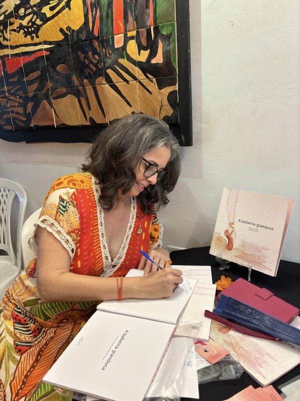 Helena DeLuca autografando o livro A bailarina grandona na Flip 2024
